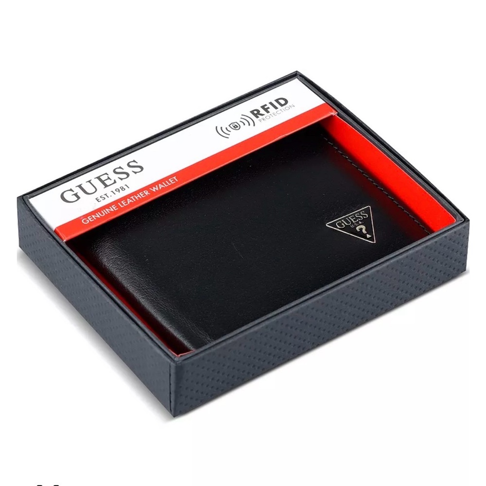GUESS
Men's Chavez Pocketmate Logo Wallet